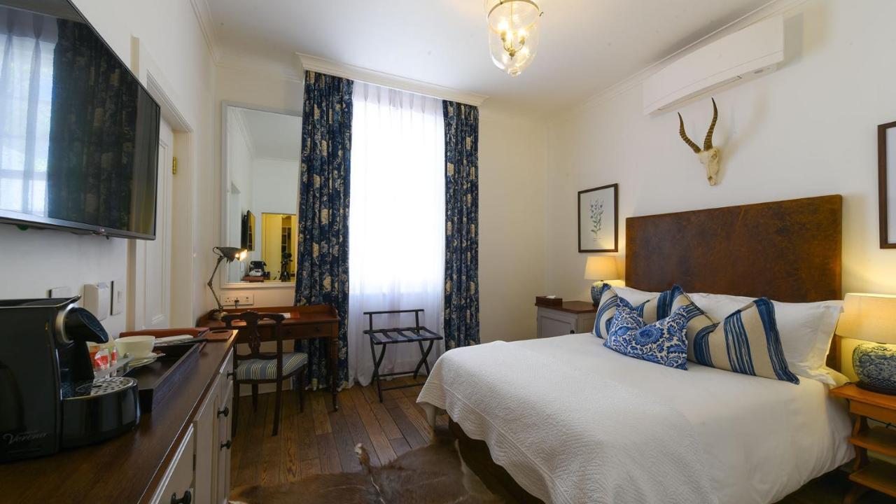 Drostdy Hotel Храфф-Рейнет Экстерьер фото A room at the hotel