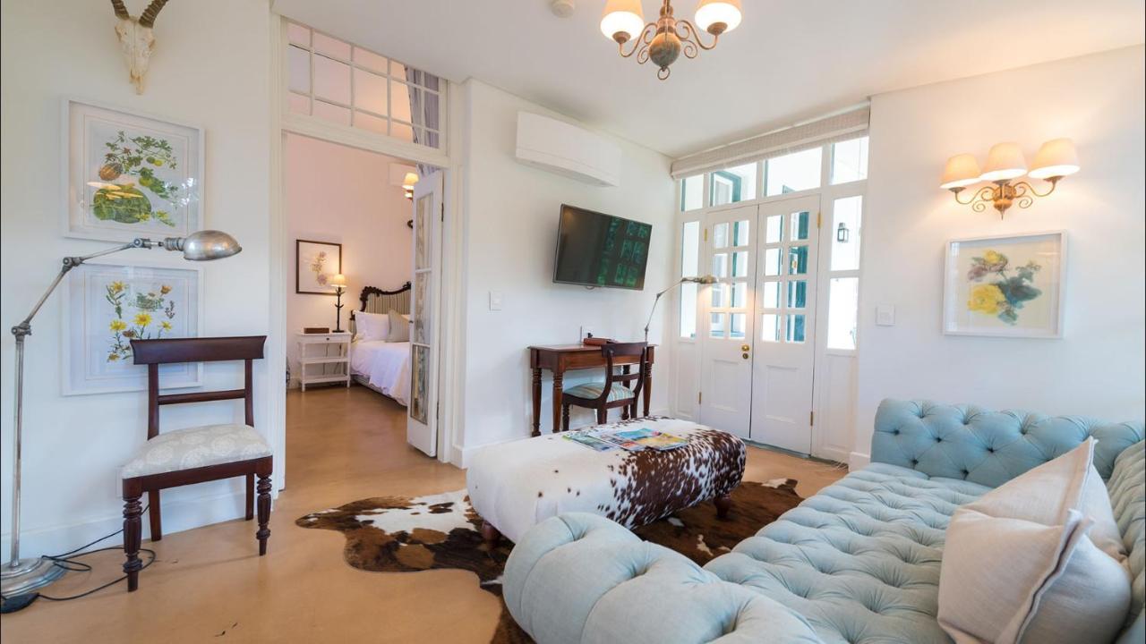 Drostdy Hotel Храфф-Рейнет Экстерьер фото A living room in a typical apartment