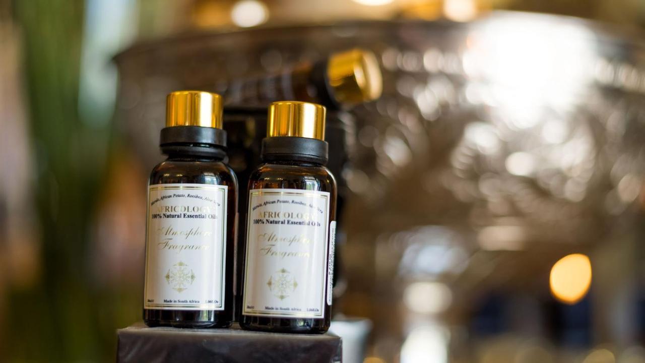 Drostdy Hotel Храфф-Рейнет Экстерьер фото Essential oil bottles