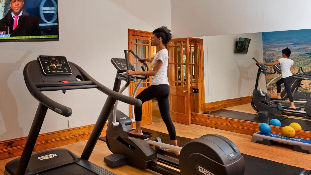 Drostdy Hotel Храфф-Рейнет Экстерьер фото A woman using a cross trainer