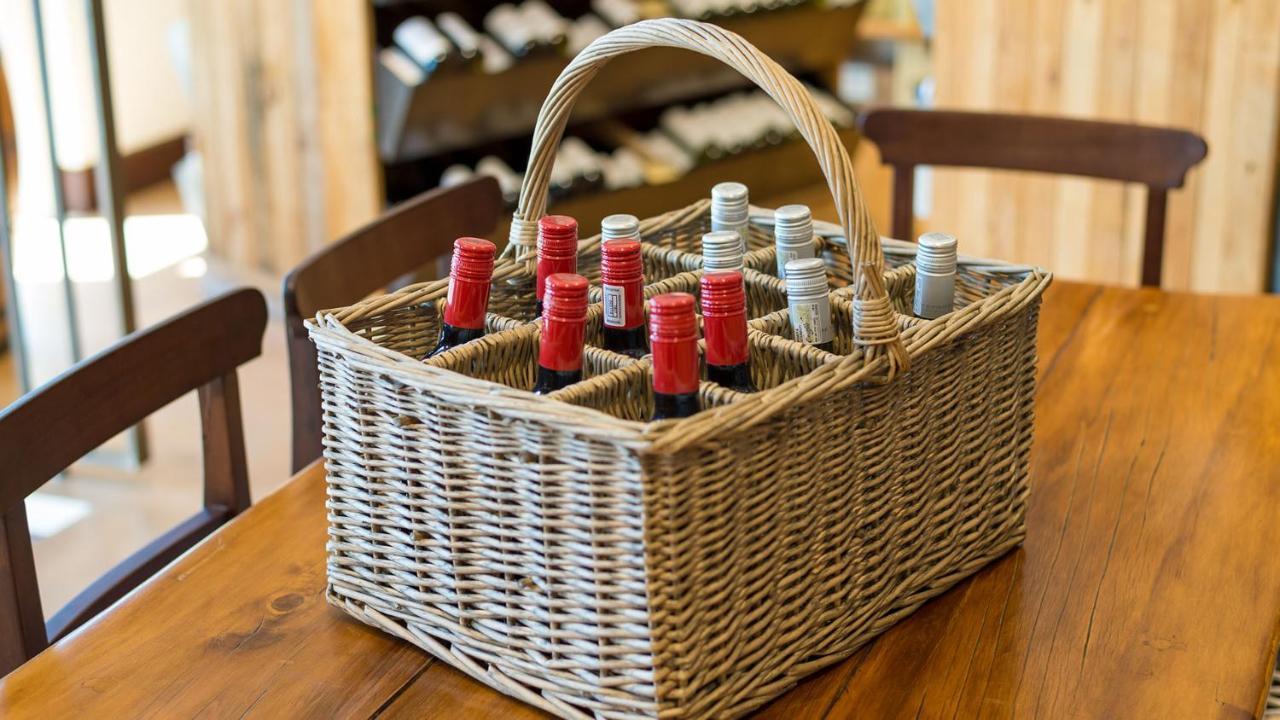 Drostdy Hotel Храфф-Рейнет Экстерьер фото A wine carrier