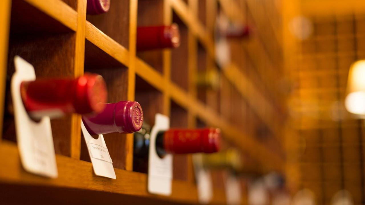 Drostdy Hotel Храфф-Рейнет Экстерьер фото Wine bottles in a wine rack