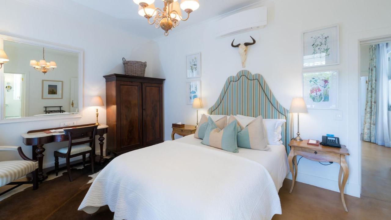 Drostdy Hotel Храфф-Рейнет Экстерьер фото A bedroom at the Cape Heritage