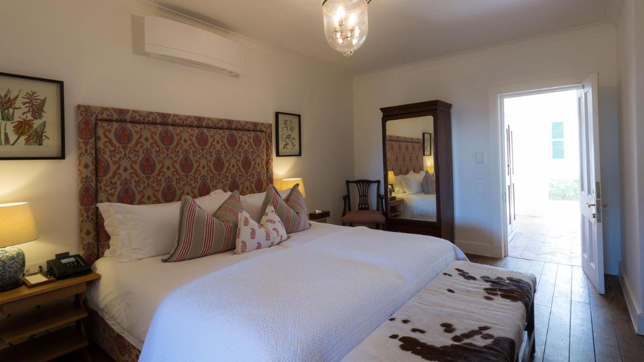 Drostdy Hotel Храфф-Рейнет Экстерьер фото A bedroom at the hotel