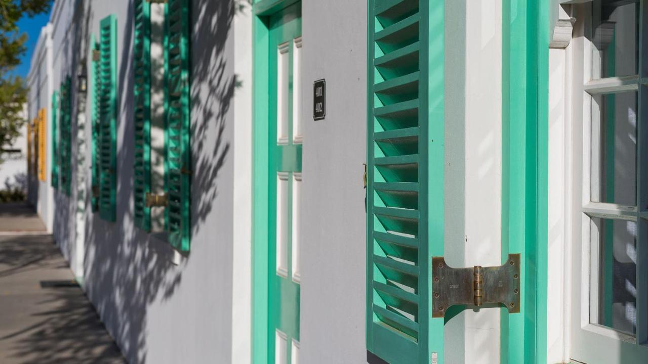 Drostdy Hotel Храфф-Рейнет Экстерьер фото A close up of a green and white staircase