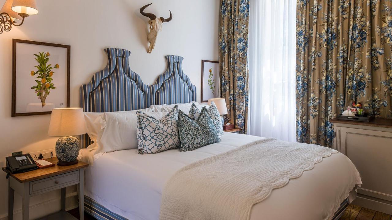 Drostdy Hotel Храфф-Рейнет Экстерьер фото A guest room at the Inn at 212
