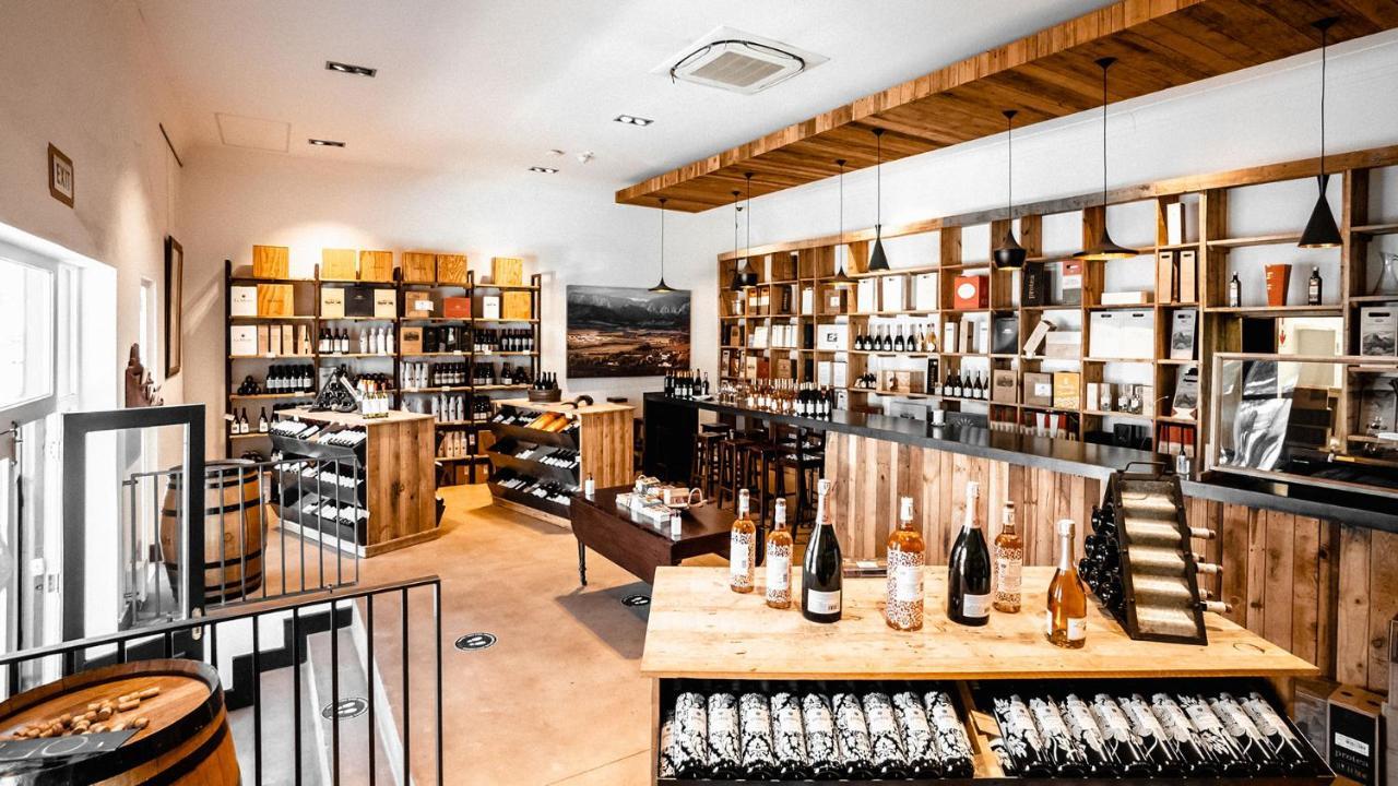 Drostdy Hotel Храфф-Рейнет Экстерьер фото The interior of a wine shop in Germany