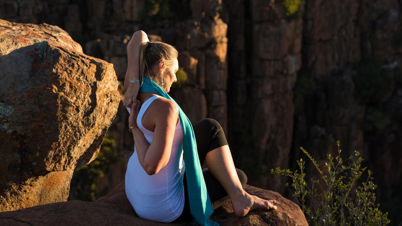 Drostdy Hotel Храфф-Рейнет Экстерьер фото A woman practicing yoga