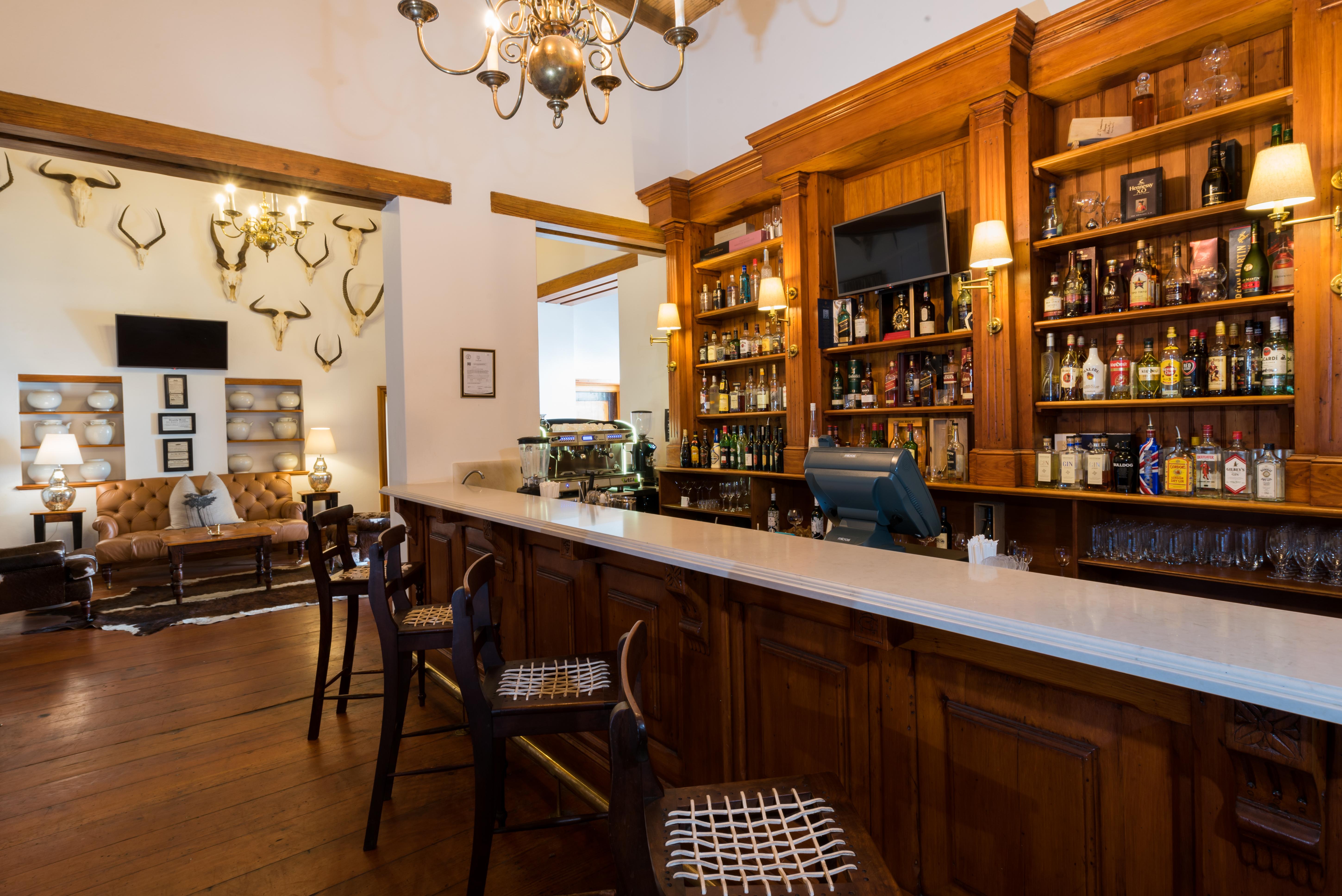 Drostdy Hotel Храфф-Рейнет Экстерьер фото The bar at the hotel
