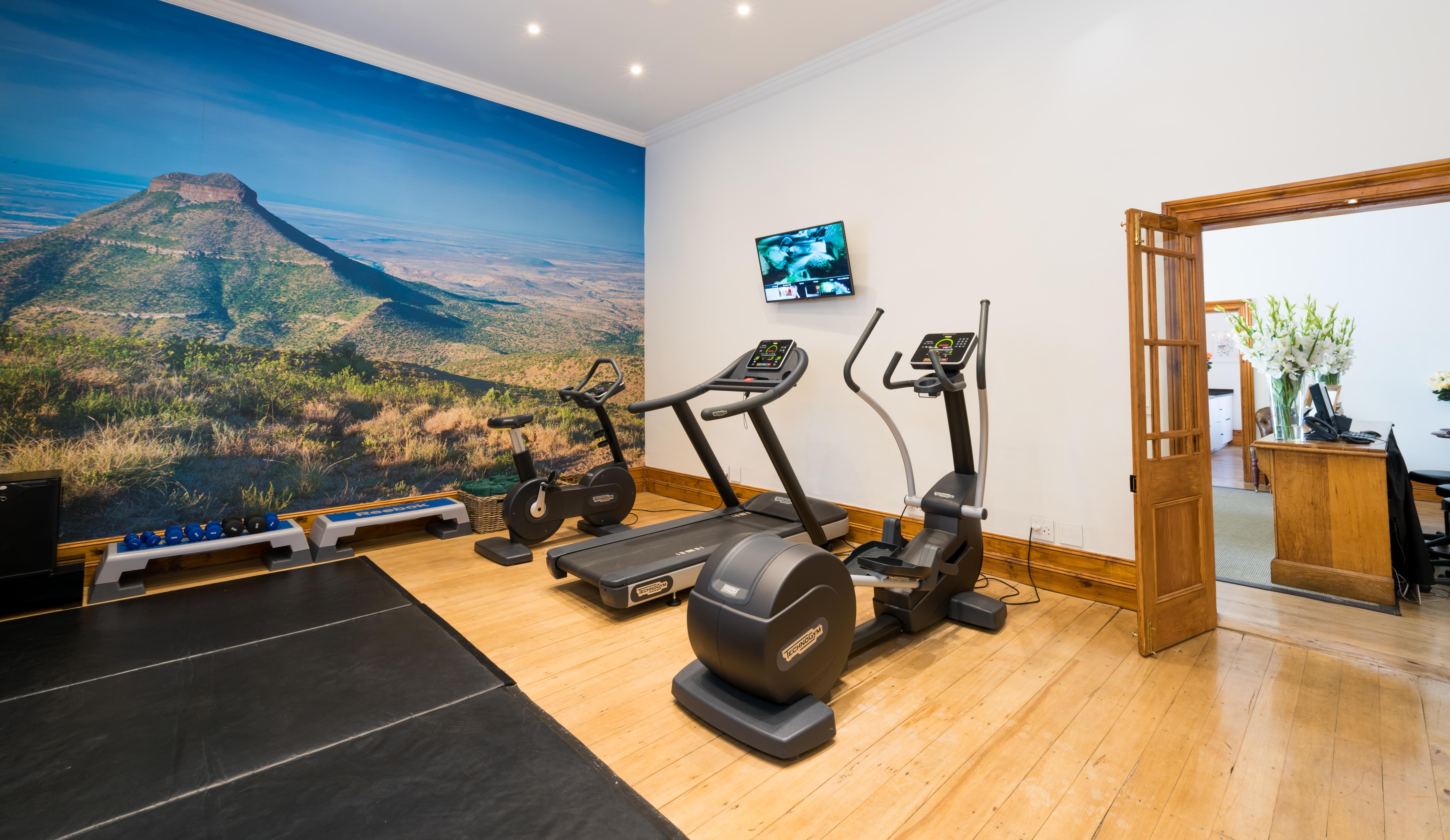 Drostdy Hotel Храфф-Рейнет Экстерьер фото The gym at the hotel