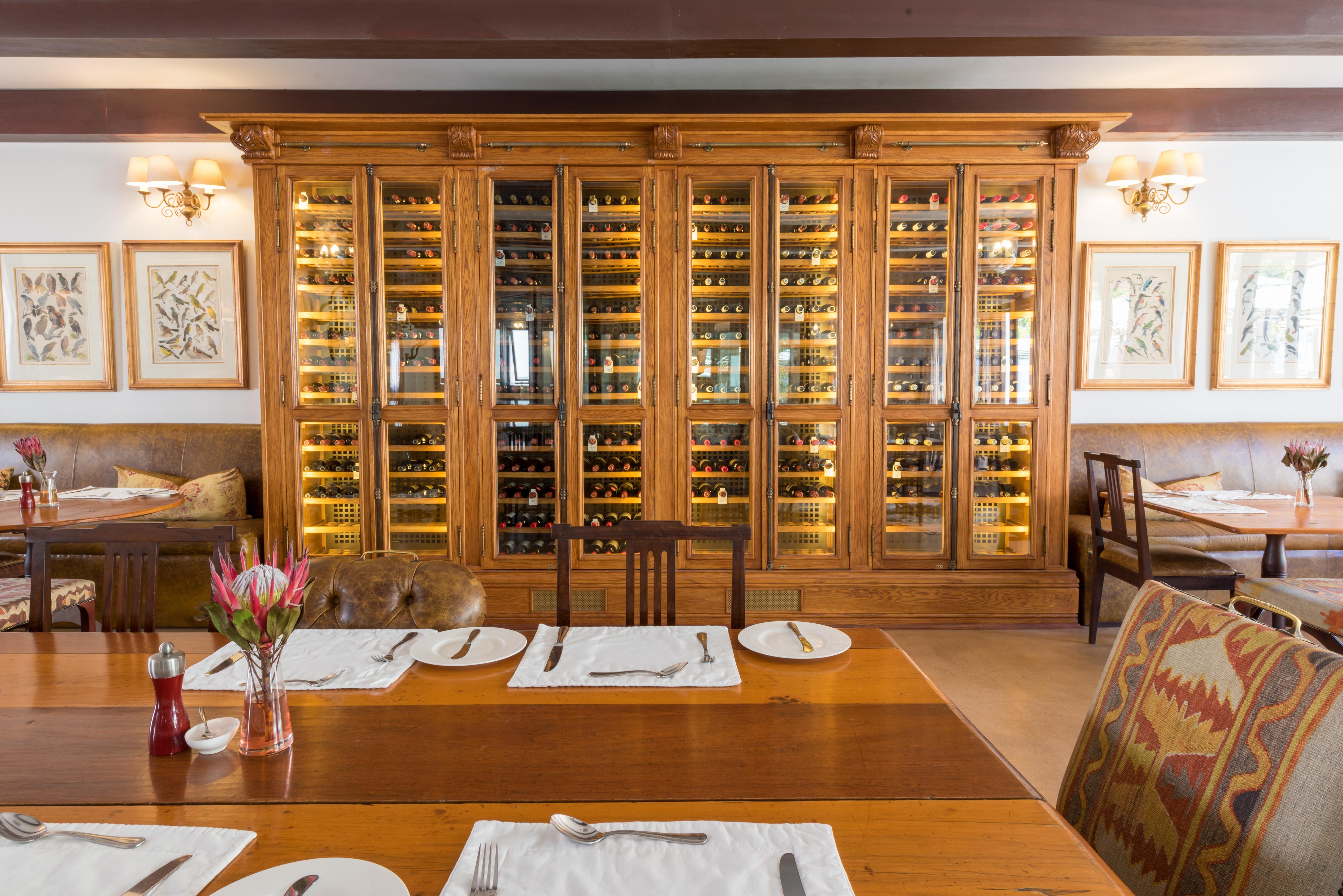 Drostdy Hotel Храфф-Рейнет Экстерьер фото Wine rack at the restaurant